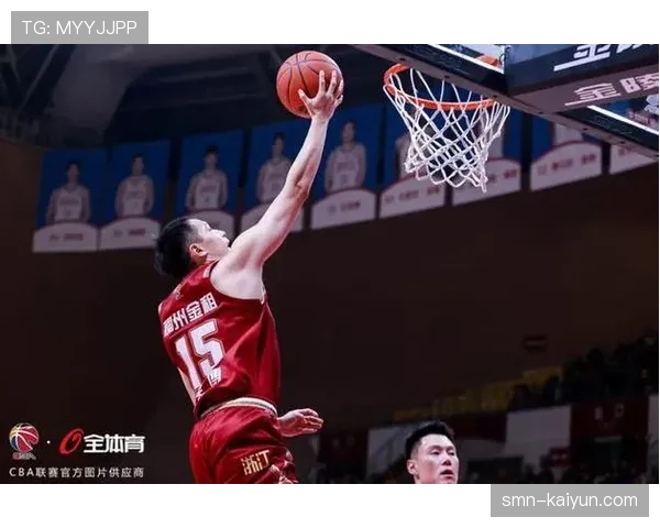 特写：浙江稠州金租后卫王奕博抢断后一条龙上篮，引爆主场观众席